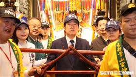 民進黨總統參選人賴清德今(４)日赴艋舺青山宮參香。（圖／記者邱榮吉攝影)