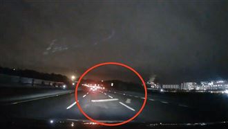 18秒撞擊畫面曝！轎車撞U型鋼女乘客尖叫