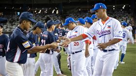 亞洲棒球錦標賽  菲律賓擊敗泰國搶首勝2023亞洲棒球錦標賽B組預賽4日在台北大巨蛋進行，菲律賓隊團隊敲出10支安打，終場以14比4擊敗泰國隊，提前在第7局結束比賽，順利拿下首勝。圖為雙方球員賽後相互致意。（中華民國棒球協會提供）中央社記者謝靜雯傳真  112年12月4日