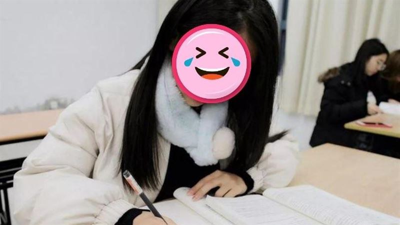 把筆套戴上可以嗎？男大生的回覆讓她臉紅