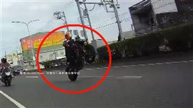 炫技吃罰單！騎士馬路「翹孤輪」　警：最高罰2萬4