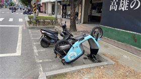 高雄四名男子深夜無聊將共享機車顛倒放。（圖／翻攝畫面）
