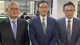 陽明海運：巴拿馬運河乾旱確實影響航商船期陽明海運4日召開法人說明會，經營團隊表示，近來巴拿馬運河乾旱確實使航商船期延誤。為因應成本增加，所屬聯盟正在研究收取附加費。圖為陽明海運總經理杜書勤（中）與陽明經營團隊。中央社記者賴言曦攝  112年12月4日