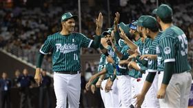 ▲巴基斯坦發展棒球超過30年，這場對日本先發投手Musharaf Khan賽前與隊友擊掌。（圖／中華棒協提供）