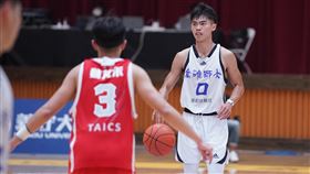 哥哥高師魏莨哲（右）與弟弟臺師魏芃禾（左）同場較勁。（圖／大專體總提供）