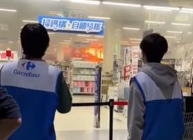 畫面曝！屁孩殺蟲劑燒家樂福：起火還爆炸（圖／翻攝記者爆料網）
