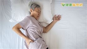 洪誠聰醫師指出，門診常見的兩大骨鬆族群，一類是老年性骨鬆，多發生在75歲以上的高齡族群；另一類則是女性停經後。