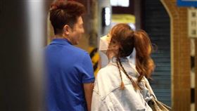 黃露瑤跟藍衣男在路上有說有笑，她對男子燦笑，氣氛有點甜甜的。（圖／本刊攝影組）