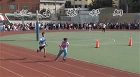 大隊接力，跳起滑步舞，被超車，老師台上罵「你還跳舞啊！」，校長還原：全班決定留下回憶（圖／翻攝自記者爆料網）