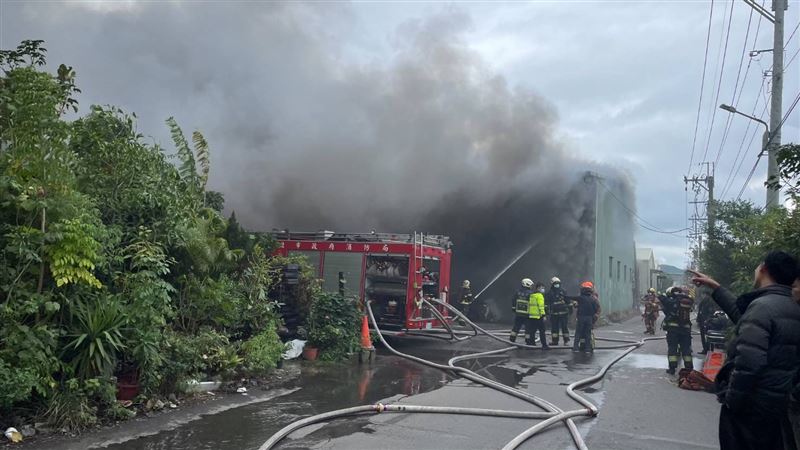 泰山家具工廠突竄火　延燒5間鐵皮屋