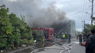 泰山家具工廠突竄火　延燒5間鐵皮屋