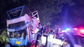 快訊／泰國驚傳重大車禍！「夜間巴士」自撞車頭全毀　至少14死、32傷。（圖／翻攝自「กรมทางหลวง」X）
