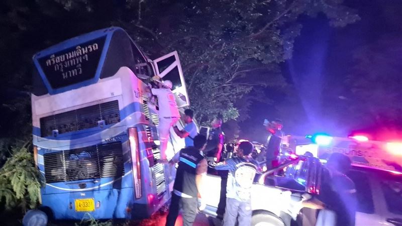 泰國夜間巴士自撞車頭全毀　至少14死32傷