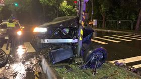 新北,樹林,BMW,X4,天雨路滑,過彎,失控,自撞,分隔島