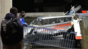 小飛機直撞巴黎郊區民宅，機頭距離民宅窗戶不到5公尺，3人奇蹟生還，80多歲飛行教練。（圖／美聯社／達志影像）