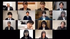 鏡頭顯示有人被打到臉部扭曲。（圖／翻自X平台）