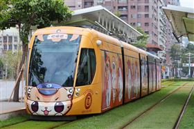 蜜柑站長迎橘色惡魔！輕軌期間限定「柑橘號」上路掀搶拍風潮（業配勿用）