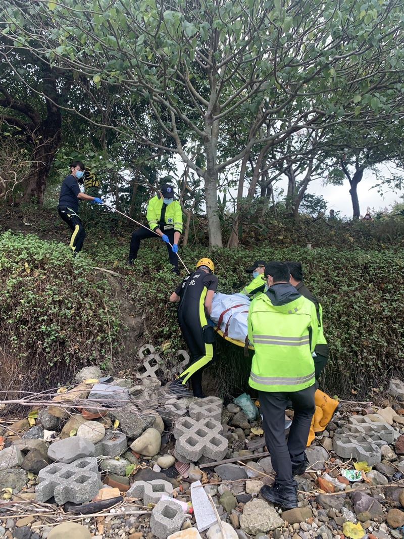 準備將浮屍送往板橋殯儀館。（圖／翻攝畫面）