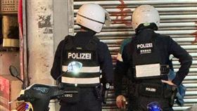 德國警進駐台中？ 中市2警背心外貼「POLIZEI」盤查引爭議(圖／翻攝自路上觀察學院臉書)