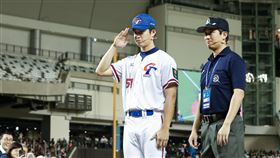 ▲張景淯在亞錦賽開幕式以英文代表所有運動員宣誓，發音與口條都非常標準流利。（圖／中華棒協提供）