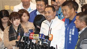 侯友宜接受媒體訪問國民黨總統參選人侯友宜（前右3）5日下午在新北市三重區出席「民意第一線！侯友宜里長侯援會」活動，並接受媒體訪問，回應時事議題。中央社記者吳家昇攝  112年12月5日