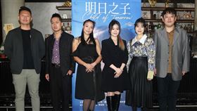 ▲導演蔡俊彬（左起）、演員五木、李雪、楊小黎、王允之、製作人樊牧杰出席《明日之子》記者會。（圖／公視提供）