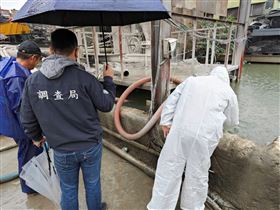 ▲快通衛生工程行涉違法傾倒有毒廢棄物，童姓負責人大賺5.4億黑心錢，爽開超跑代步。（圖／翻攝畫面）