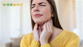 DLBCL的常見症狀仍以淋巴結腫大為主，如有發現腫塊持續變大，且伴隨有體重減輕、盜汗、食慾不振時要及早請求醫療協助。