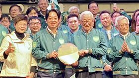 賴清德、林志潔成立科技後援會（2）民進黨總統參選人賴清德（前左3）與黨籍新竹市立委參選人林志潔（前左2）科技後援會5日晚間成立，前聯電董事長曹興誠（前左4）擔任總會長。圖為賴清德與曹興誠共同在晶圓片上簽名。中央社記者魯鋼駿攝  112年12月5日