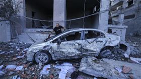 加薩路邊汽車遭遇砲火攻擊而毀損以巴衝突戰事自10月7日迄今依舊未見和緩，加薩（Gaza）地區逾萬人傷亡，遭到砲火攻擊的加薩地區滿目瘡痍。（無國界醫生（台灣）提供）中央社記者陳婕翎傳真  112年11月9日