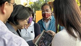 蔡總統赴嘉縣弔唁百歲人瑞  家屬致贈3年前合照總統蔡英文（左2，戴眼鏡者）5日前往水上鄉弔唁嘉義縣最年長人瑞、全台最高齡鄰長112歲黃德成，家屬將3年前合照裱框送給蔡總統，令她相當感動。（民眾提供）中央社記者黃國芳傳真  112年12月5日