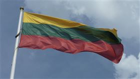 立陶宛 國旗https://www.flickr.com/photos/30793727@N05/9342112868/in/photolist-fewLFw-fewLJ9-nWD3AZ-6cRkz5-nSPfPo-nGqgpi-Z8rA7m-YMnur9-Z8rAvY-Z8rz13-27H8Ufk-Z8ry6C-C582ty-C582Rs-Z8rA5h-Z8rycu-Z8ryRW-UwbBfr-