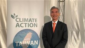 環境部長薛富盛現身COP28環境部長薛富盛在杜拜舉行聯合國氣候峰會期間來到現場，除了體驗會議相關活動，並進行多場國際交流。對於全球搶綠電，企業擔心台灣速度不夠快，他說「不必太悲觀」。中央社記者田習如杜拜攝 112年12月5日