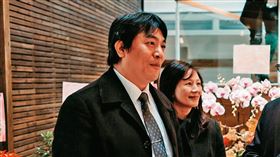 周炫君（右）指控遭昇陽設局坑殺，昇陽代表還在仲裁庭上出言侮辱亡夫張蘶懷（左）。（圖／鏡週刊）