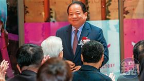 新東陽集團總裁麥寬成獨資成立的昇陽建設爆出都更糾紛。（圖／鏡週刊）