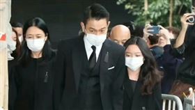 劉德華帶著女兒和老婆出席父親葬禮。（圖／翻攝微博）