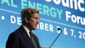 美國氣候特使凱瑞（John Kerry）在聯合國氣候變化綱要公約締約方第28次會議（COP28）上表示，有35國參與的這項核融合計畫，聚焦在研發、供應鏈議題及法規等層面。（圖／美聯社／達志影像）