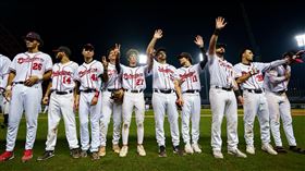 ▲巴勒斯坦遭台灣隊19：0「扣倒」，賽後鞠躬感謝台灣球迷。（圖／中華棒協提供）