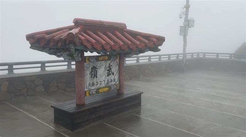 東北季風強烈+水氣足　合歡山武嶺下冰霰