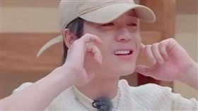 大陸男歌手王櫟鑫近日在綜藝節目中因過度大笑，竟然把自己的下巴笑到脫臼。（圖／翻攝自微博）