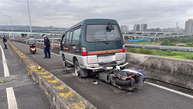 三寶女鬼切　害廂型車險墜橋騎士摔車受傷