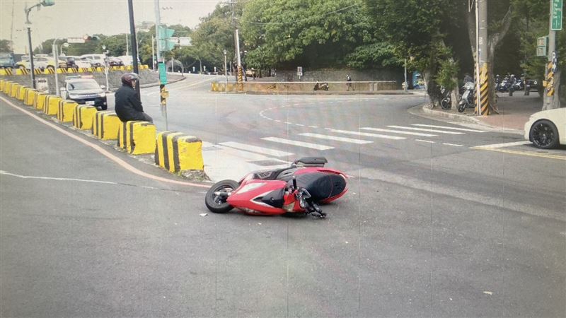 北市遊覽車油箱沒關好　害2路過騎士慘摔