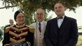 李奧納多（右）在《花月殺手》在勞勃狄尼諾勸說下，迎娶莉莉葛萊史東飾演的多金的原住民。（圖／AppleTV+ 提供）