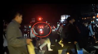 救護車「鳴笛+按喇叭5秒」一票行人沒要讓