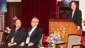 蔡總統接見北美各地台灣會館回國訪問團（3）總統蔡英文（後右）6日上午在總統府接見「2023年北美各地台灣會館、台灣中心暨台灣協會回國訪問團」，感謝紐約台灣會館理事長蘇春槐（左1）、大洛杉磯台灣會館執行長林榮松（左2）等人在海外的努力。中央社記者鄭清元攝  112年12月6日