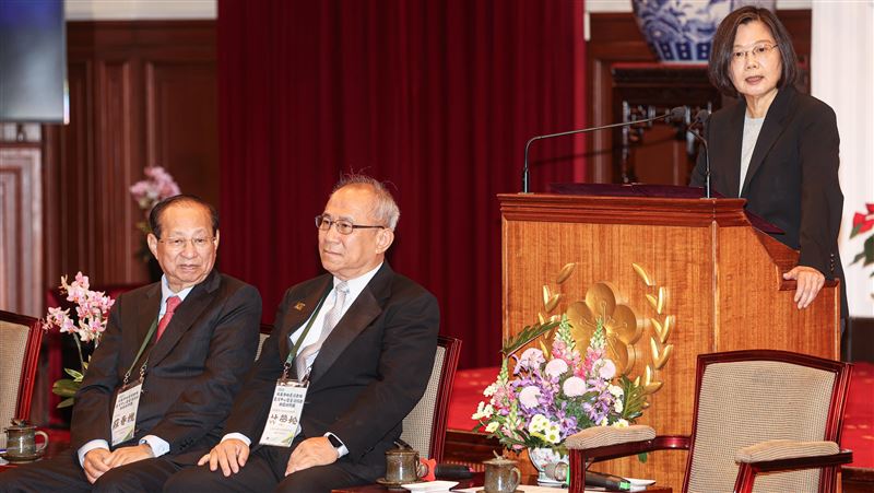 蘇姿丰父蘇春槐返台　蔡英文接見肯定挺台