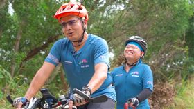 抬頭挺胸露出燦爛微笑，不向命運低頭的阿峻，激勵了許多人。（圖／記者周均庭攝影）