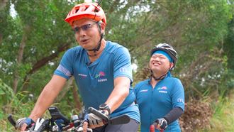 克服多重障礙！他騎上玉山塔塔加