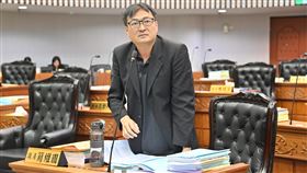 簡維國涉酒駕  請辭民進黨台東縣黨部主委民進黨台東縣黨部主委、議員簡維國2日發生交通事故後被測出酒駕，6日宣布請辭台東縣黨部主委。圖為11月30日簡維國在縣議會質詢情況。（台東縣議會提供）中央社記者盧太城台東傳真  112年12月6日