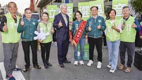 昨（5）天傍晚，財信傳媒董事長謝金河現身彰化溪湖鎮，陪吳音寧在路口吹風，向來往鄉親推薦吳音寧。（圖／吳音寧競選辦公室提供）